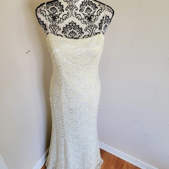 Dave & Johnny By Laura Ryner Elegant White W/ Gold Detail Lace Maxi Evening Gown - Picture 2 of 6
